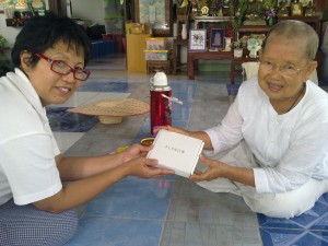 "ให้" เป็นธรรมทาน แด่หลวงแม่ผู้ให้ธรรมนำทาง