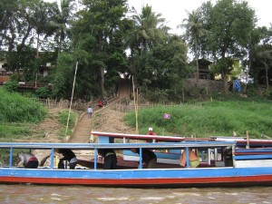 นั่งเรือไปถ้ำติ่ง