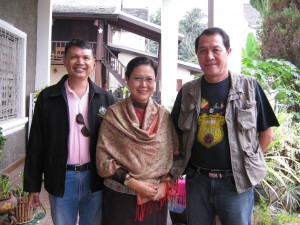 ถ่ายรูปกับเจ้าของบ้านพักสองสามีภรรยา
