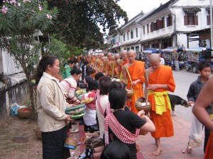 ตักบาตรพระ กิจกรรมที่ไม่ควรพลาดเมื่อไปเยือนหลวงพระบาง