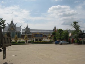 บริเวณลานด้านหน้าวัดท่าซุง