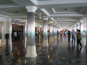 โถงด้านหน้าก่อนเข้าวิหารแก้ว