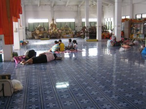 ที่นอนพักกว้างขวางบนวัด พวกเราแขกพิเศษนอนในห้อง