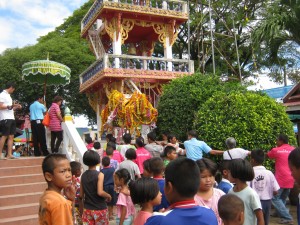 ประเพณีการแห่ขบวนกฐินของวัดใหม่วารีเย็น นครสวรรค์ ก่อนนำเข้าโบสถ์